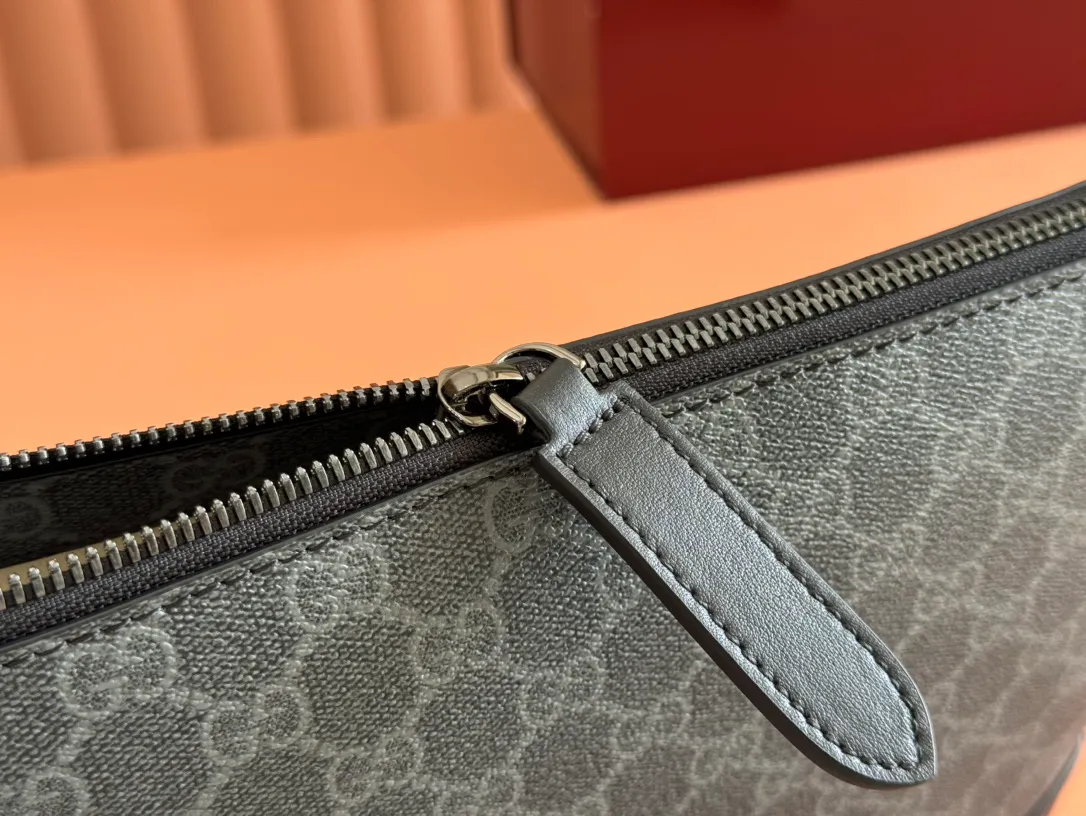 p780💋💋💋【Full set of packaging at the counter】The new GG Emblem series of men's travel items reinterpret the brand's timeless elegance and exquisite craftsmanship. Crafted from coated fabric with the new GG monogram, this business bag features three internal card compartments and a removable side handle. Interior: 3 card compartments and 1 pencil case Removable side handles Height: 16 cm Zipper closure Model number ✨821156 Dimensions: 30x21x3cm