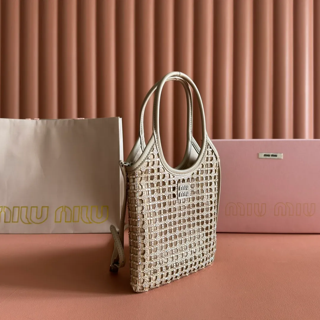 p1360💋💋💋【Full set of counter packaging】5BA281 diamond bag. This handbag is covered with a geometric pattern composed of artificial crystals. The details are exquisite. The classic letter logo adds unique style and recognition. It is equipped with a detachable and adjustable long leather shoulder strap for better practicality. Steel hardware, satin lining, with patch pockets. Size: 20 cm X 24 cm