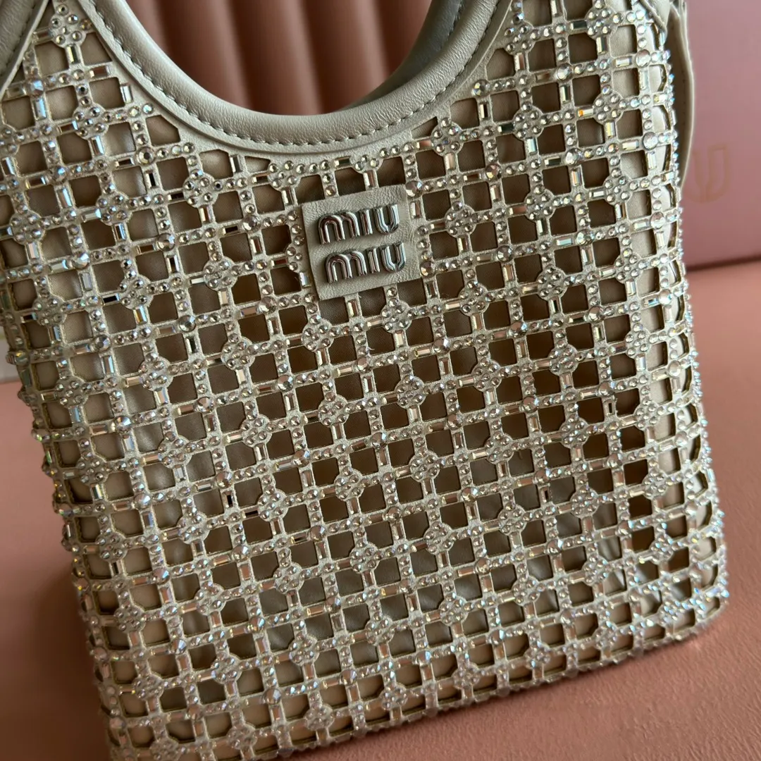p1360💋💋💋【Full set of counter packaging】5BA281 diamond bag. This handbag is covered with a geometric pattern composed of artificial crystals. The details are exquisite. The classic letter logo adds unique style and recognition. It is equipped with a detachable and adjustable long leather shoulder strap for better practicality. Steel hardware, satin lining, with patch pockets. Size: 20 cm X 24 cm