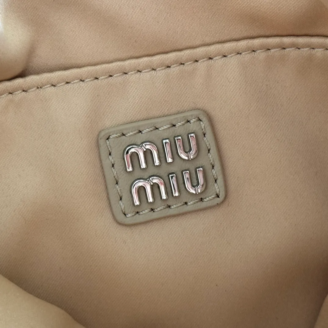 p1360💋💋💋【Full set of counter packaging】5BA281 diamond bag. This handbag is covered with a geometric pattern composed of artificial crystals. The details are exquisite. The classic letter logo adds unique style and recognition. It is equipped with a detachable and adjustable long leather shoulder strap for better practicality. Steel hardware, satin lining, with patch pockets. Size: 20 cm X 24 cm