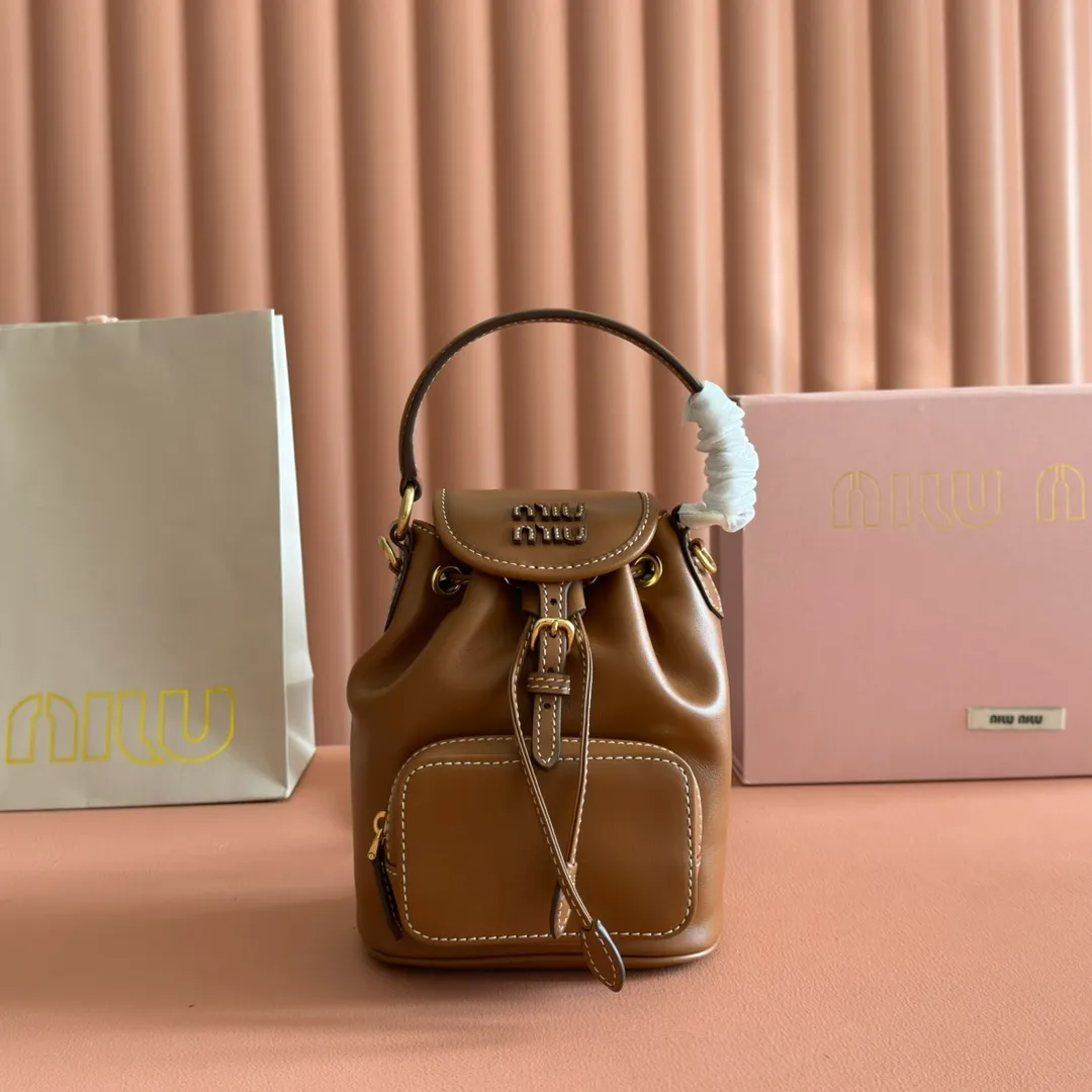 p1700💋💋💋【Configured with full counter package】MIU new college-style mini backpack: 5BZ045, ultra-high-quality calfskin with thick wear-resistant linen blend lining. This leather backpack adopts a campus-style design, blending exquisite craftsmanship with a casual attitude. The unique multi-pocket design highlights the M The fashionable and interesting spirit of lU handbags, classic leather shoulder straps and shoulder straps, a great tool for wearing: with white T jeans, with khaki windbreakers, with casual sportswear... The style is versatile, and the universe can be accommodated inside: iPad, folding umbrella, cosmetic bag, practical, lightweight and full of luxury. Size: 14X17X8cm