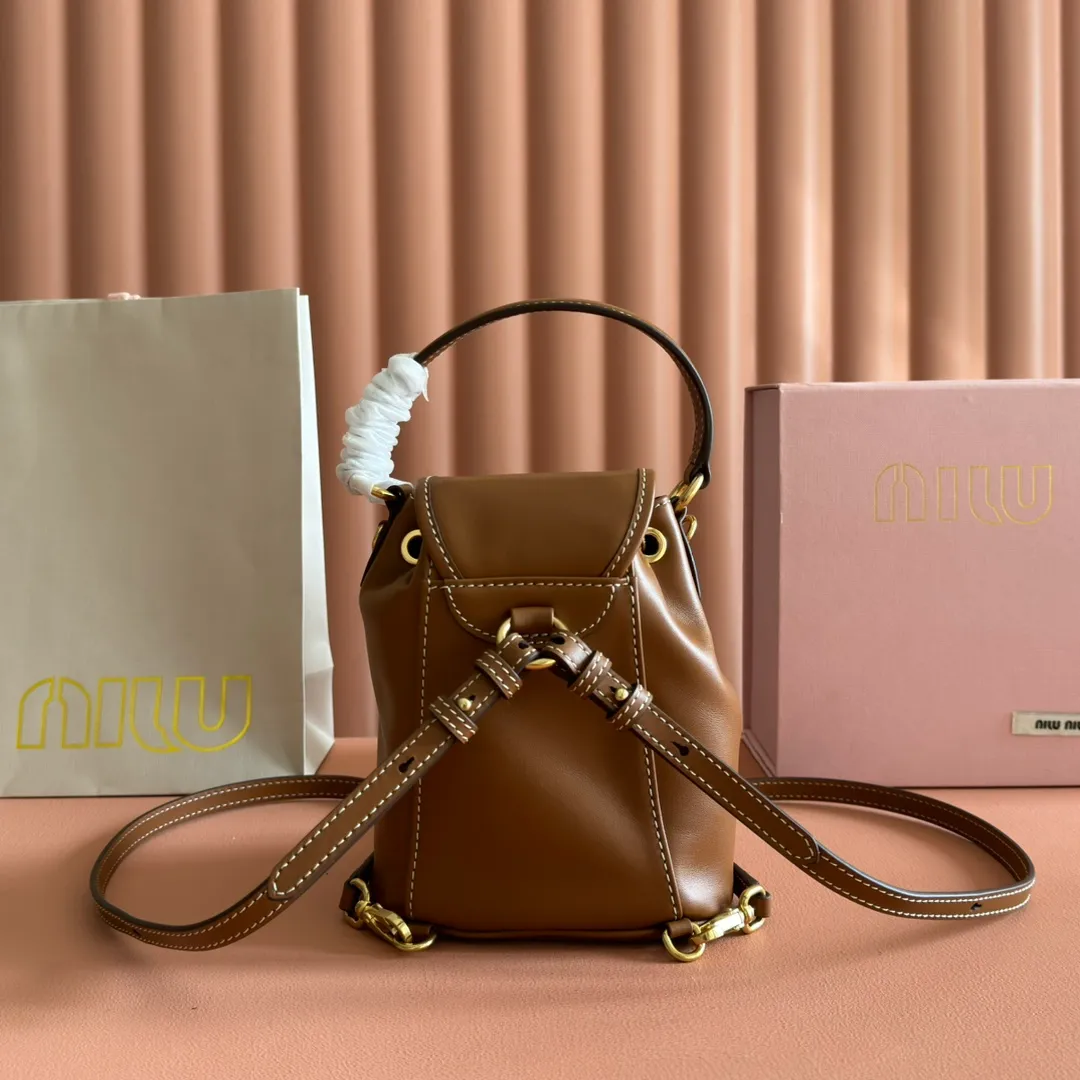 p1700💋💋💋【Configured with full counter package】MIU new college-style mini backpack: 5BZ045, ultra-high-quality calfskin with thick wear-resistant linen blend lining. This leather backpack adopts a campus-style design, blending exquisite craftsmanship with a casual attitude. The unique multi-pocket design highlights the M The fashionable and interesting spirit of lU handbags, classic leather shoulder straps and shoulder straps, a great tool for wearing: with white T jeans, with khaki windbreakers, with casual sportswear... The style is versatile, and the universe can be accommodated inside: iPad, folding umbrella, cosmetic bag, practical, lightweight and full of luxury. Size: 14X17X8cm