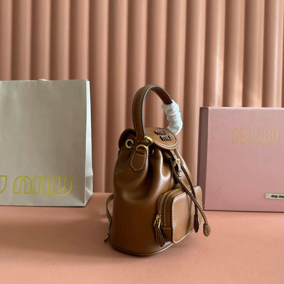 p1700💋💋💋【Configured with full counter package】MIU new college-style mini backpack: 5BZ045, ultra-high-quality calfskin with thick wear-resistant linen blend lining. This leather backpack adopts a campus-style design, blending exquisite craftsmanship with a casual attitude. The unique multi-pocket design highlights the M The fashionable and interesting spirit of lU handbags, classic leather shoulder straps and shoulder straps, a great tool for wearing: with white T jeans, with khaki windbreakers, with casual sportswear... The style is versatile, and the universe can be accommodated inside: iPad, folding umbrella, cosmetic bag, practical, lightweight and full of luxury. Size: 14X17X8cm
