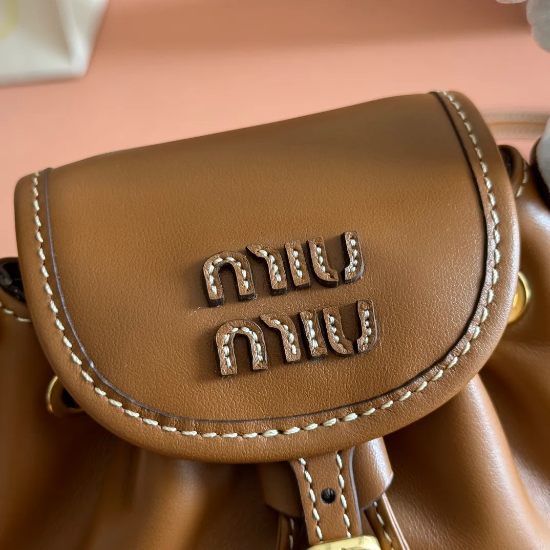 p1700💋💋💋【Configured with full counter package】MIU new college-style mini backpack: 5BZ045, ultra-high-quality calfskin with thick wear-resistant linen blend lining. This leather backpack adopts a campus-style design, blending exquisite craftsmanship with a casual attitude. The unique multi-pocket design highlights the M The fashionable and interesting spirit of lU handbags, classic leather shoulder straps and shoulder straps, a great tool for wearing: with white T jeans, with khaki windbreakers, with casual sportswear... The style is versatile, and the universe can be accommodated inside: iPad, folding umbrella, cosmetic bag, practical, lightweight and full of luxury. Size: 14X17X8cm