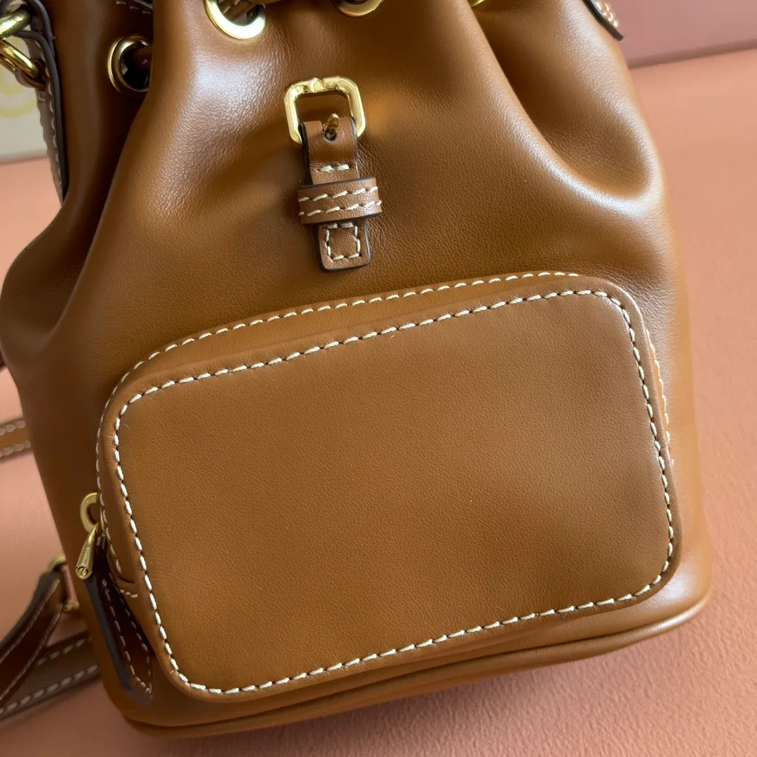 p1700💋💋💋【Configured with full counter package】MIU new college-style mini backpack: 5BZ045, ultra-high-quality calfskin with thick wear-resistant linen blend lining. This leather backpack adopts a campus-style design, blending exquisite craftsmanship with a casual attitude. The unique multi-pocket design highlights the M The fashionable and interesting spirit of lU handbags, classic leather shoulder straps and shoulder straps, a great tool for wearing: with white T jeans, with khaki windbreakers, with casual sportswear... The style is versatile, and the universe can be accommodated inside: iPad, folding umbrella, cosmetic bag, practical, lightweight and full of luxury. Size: 14X17X8cm