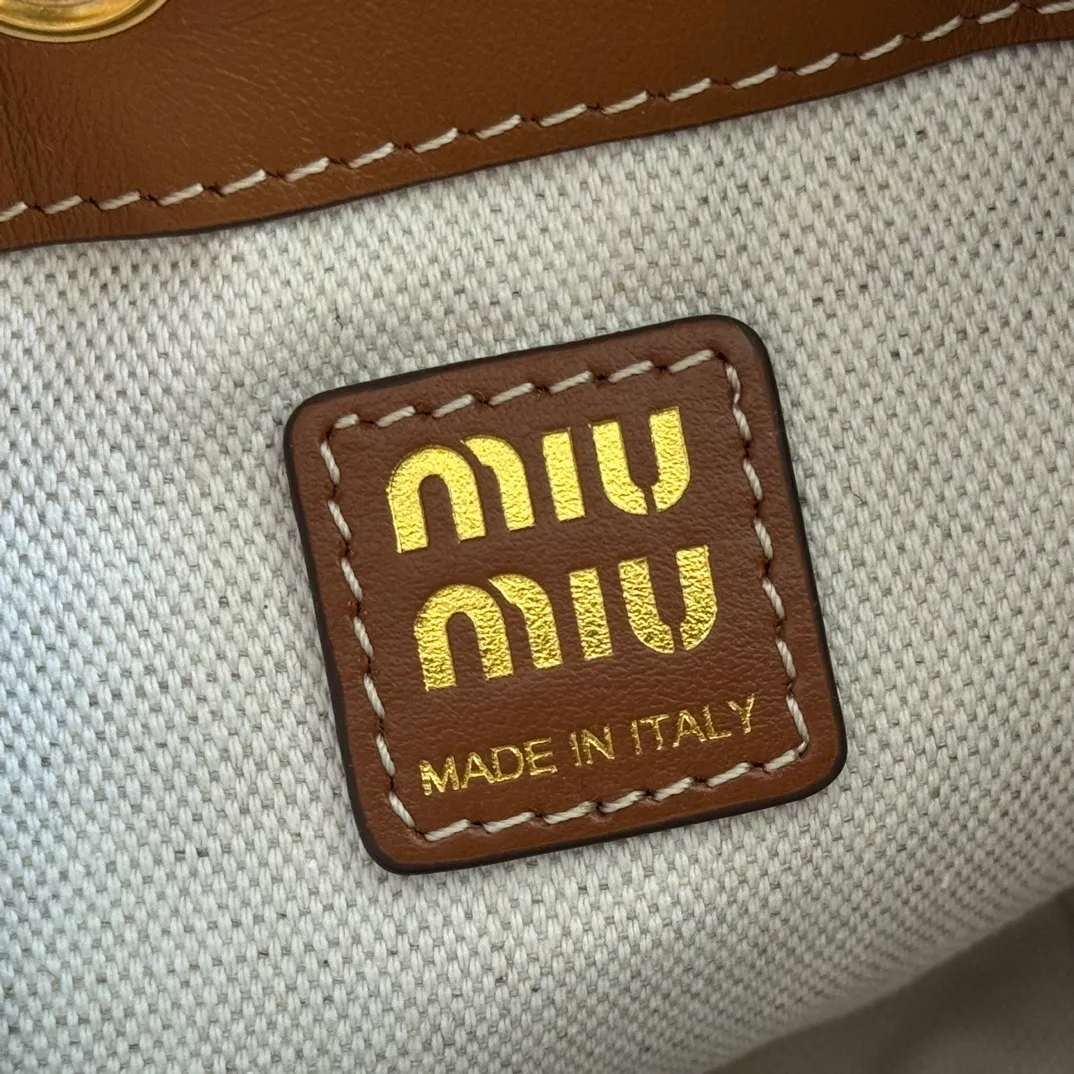 p1700💋💋💋【Configured with full counter package】MIU new college-style mini backpack: 5BZ045, ultra-high-quality calfskin with thick wear-resistant linen blend lining. This leather backpack adopts a campus-style design, blending exquisite craftsmanship with a casual attitude. The unique multi-pocket design highlights the M The fashionable and interesting spirit of lU handbags, classic leather shoulder straps and shoulder straps, a great tool for wearing: with white T jeans, with khaki windbreakers, with casual sportswear... The style is versatile, and the universe can be accommodated inside: iPad, folding umbrella, cosmetic bag, practical, lightweight and full of luxury. Size: 14X17X8cm