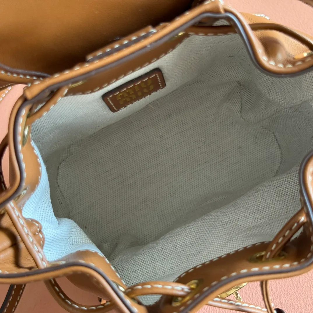 p1700💋💋💋【Configured with full counter package】MIU new college-style mini backpack: 5BZ045, ultra-high-quality calfskin with thick wear-resistant linen blend lining. This leather backpack adopts a campus-style design, blending exquisite craftsmanship with a casual attitude. The unique multi-pocket design highlights the M The fashionable and interesting spirit of lU handbags, classic leather shoulder straps and shoulder straps, a great tool for wearing: with white T jeans, with khaki windbreakers, with casual sportswear... The style is versatile, and the universe can be accommodated inside: iPad, folding umbrella, cosmetic bag, practical, lightweight and full of luxury. Size: 14X17X8cm