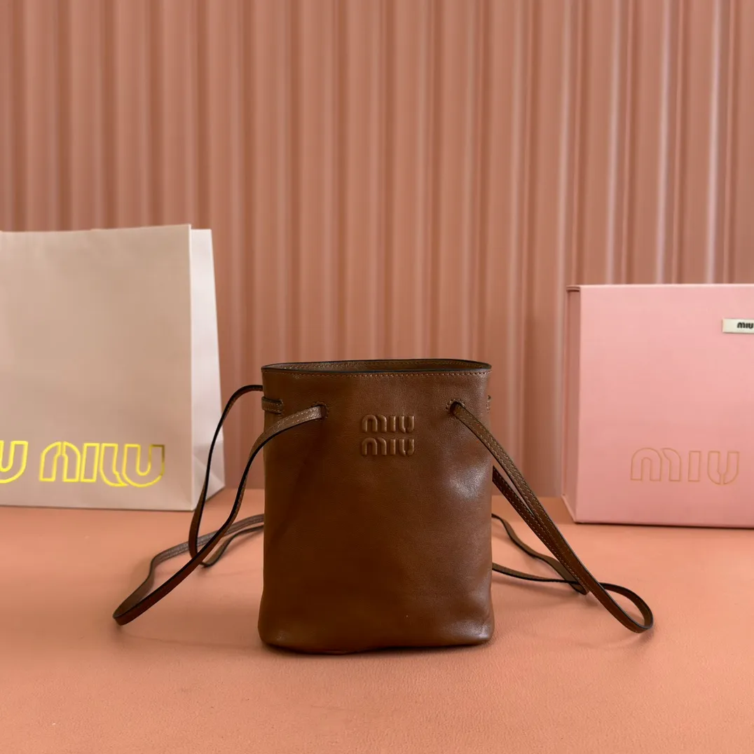 p1100💋💋💋 Equipped with a full set of packaging at the counter [Special Grade Hardware Original Leather] Nappa Sheep Leather Mini Handbag/Shoulder Bag~Brown This mini handbag is known for its soft texture of Nappa sheepskin. Adjustable shoulder strap adds practical detail, while embossed letter logo adds classic style ~ Letter logo ~ Adjustable shoulder strap ~ Lined Dimensions: W14×H17×D6cm Number: 5NF460