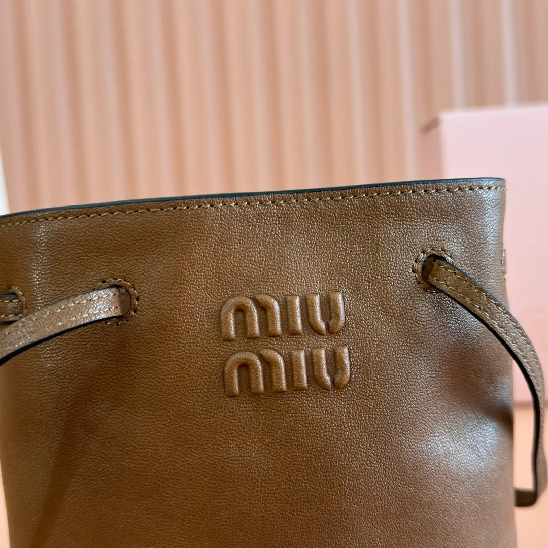 p1100💋💋💋 Equipped with a full set of packaging at the counter [Special Grade Hardware Original Leather] Nappa Sheep Leather Mini Handbag/Shoulder Bag~Brown This mini handbag is known for its soft texture of Nappa sheepskin. Adjustable shoulder strap adds practical detail, while embossed letter logo adds classic style ~ Letter logo ~ Adjustable shoulder strap ~ Lined Dimensions: W14×H17×D6cm Number: 5NF460