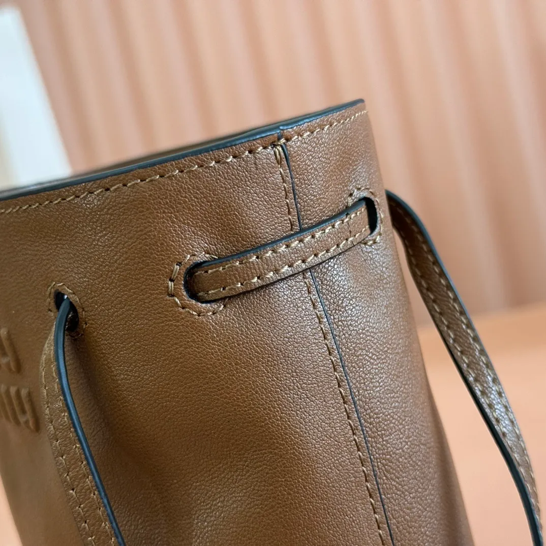 p1100💋💋💋 Equipped with a full set of packaging at the counter [Special Grade Hardware Original Leather] Nappa Sheep Leather Mini Handbag/Shoulder Bag~Brown This mini handbag is known for its soft texture of Nappa sheepskin. Adjustable shoulder strap adds practical detail, while embossed letter logo adds classic style ~ Letter logo ~ Adjustable shoulder strap ~ Lined Dimensions: W14×H17×D6cm Number: 5NF460