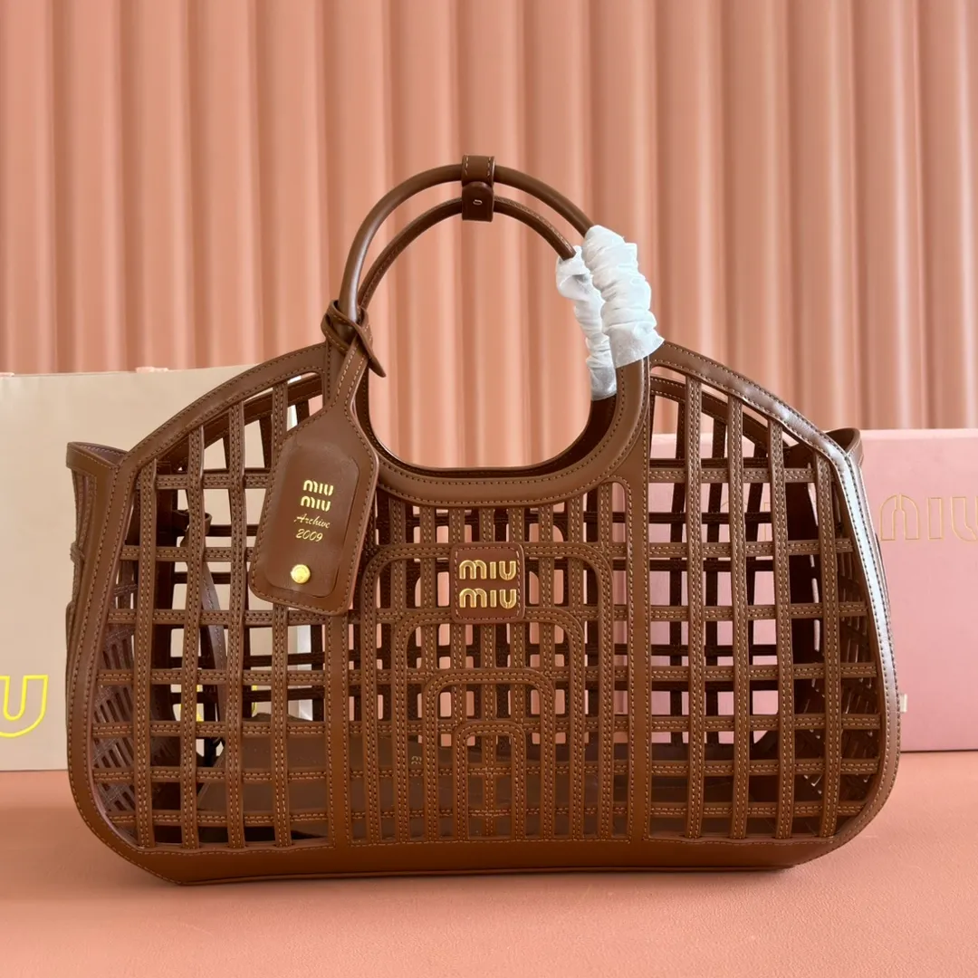 p2560💋💋💋【Full set of packaging at the counter】5BA293MIUMI^ A girl's summer encounter, meet the best version of yourself with a bag. This summer, the romance and rebellion of the limited new vegetable basket are still exciting. The soft hollow calfskin mesh pattern combines retro charm and modern style, making it an ideal choice for summer! Large size: base length 40x height 21x width 15.5cm