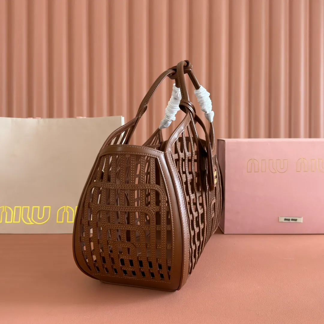 p2560💋💋💋【Full set of packaging at the counter】5BA293MIUMI^ A girl's summer encounter, meet the best version of yourself with a bag. This summer, the romance and rebellion of the limited new vegetable basket are still exciting. The soft hollow calfskin mesh pattern combines retro charm and modern style, making it an ideal choice for summer! Large size: base length 40x height 21x width 15.5cm