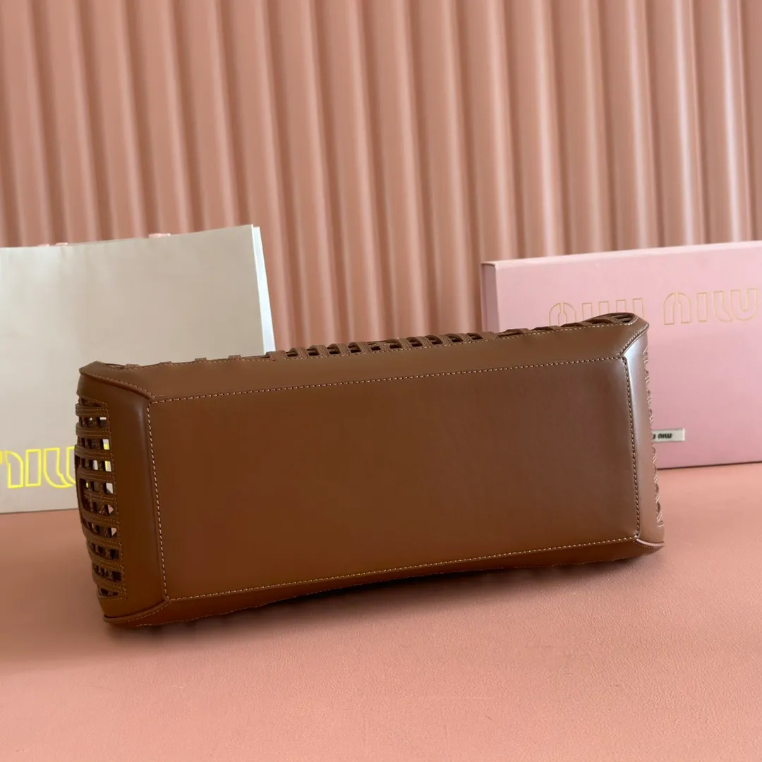 p2560💋💋💋【Full set of packaging at the counter】5BA293MIUMI^ A girl's summer encounter, meet the best version of yourself with a bag. This summer, the romance and rebellion of the limited new vegetable basket are still exciting. The soft hollow calfskin mesh pattern combines retro charm and modern style, making it an ideal choice for summer! Large size: base length 40x height 21x width 15.5cm