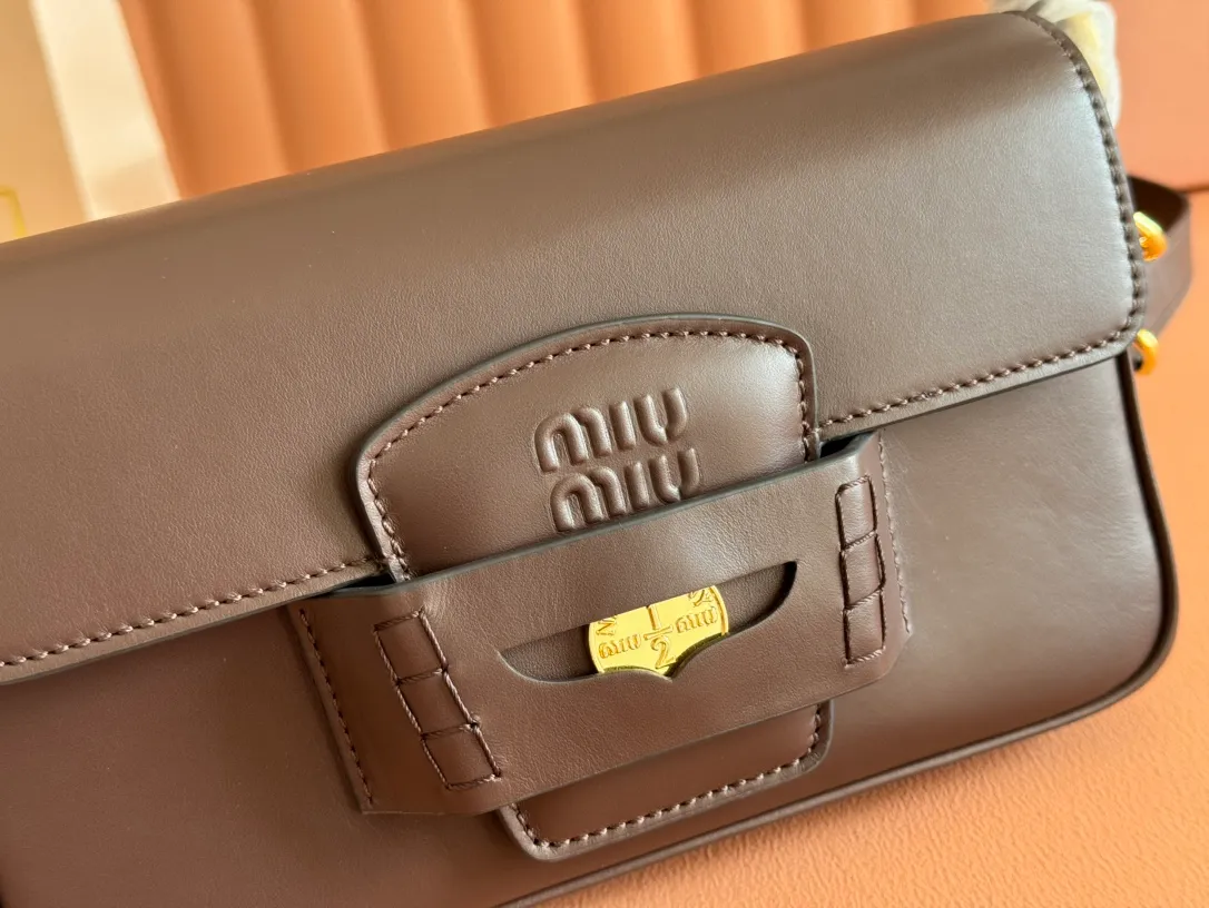 p1760. [Premium Hardware Original Leather] Penny Cow Leather Handbag ~ Shi Mu Nan The design of this penny handbag is inspired by the iconic gold coin loafers, adding a versatile option to your daily wardrobe. The crisp leather design embodies the brand's youthful and rebellious spirit. Size:w23×h13.5×d5cm No.:_5bd270
