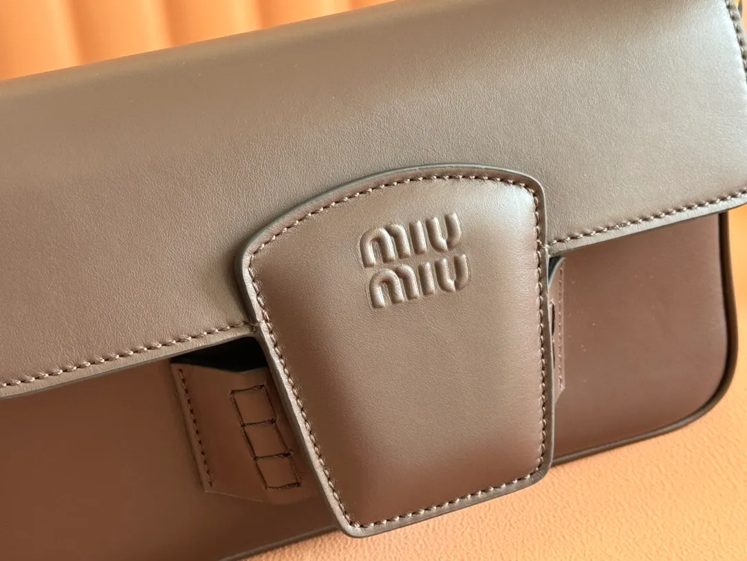 p1760. [Premium Hardware Original Leather] Penny Cow Leather Handbag ~ Shi Mu Nan The design of this penny handbag is inspired by the iconic gold coin loafers, adding a versatile option to your daily wardrobe. The crisp leather design embodies the brand's youthful and rebellious spirit. Size:w23×h13.5×d5cm No.:_5bd270