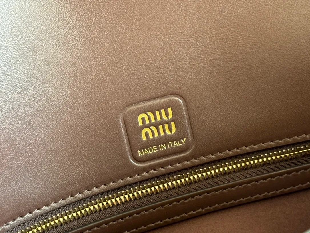 p1760. [Premium Hardware Original Leather] Penny Cow Leather Handbag ~ Shi Mu Nan The design of this penny handbag is inspired by the iconic gold coin loafers, adding a versatile option to your daily wardrobe. The crisp leather design embodies the brand's youthful and rebellious spirit. Size:w23×h13.5×d5cm No.:_5bd270