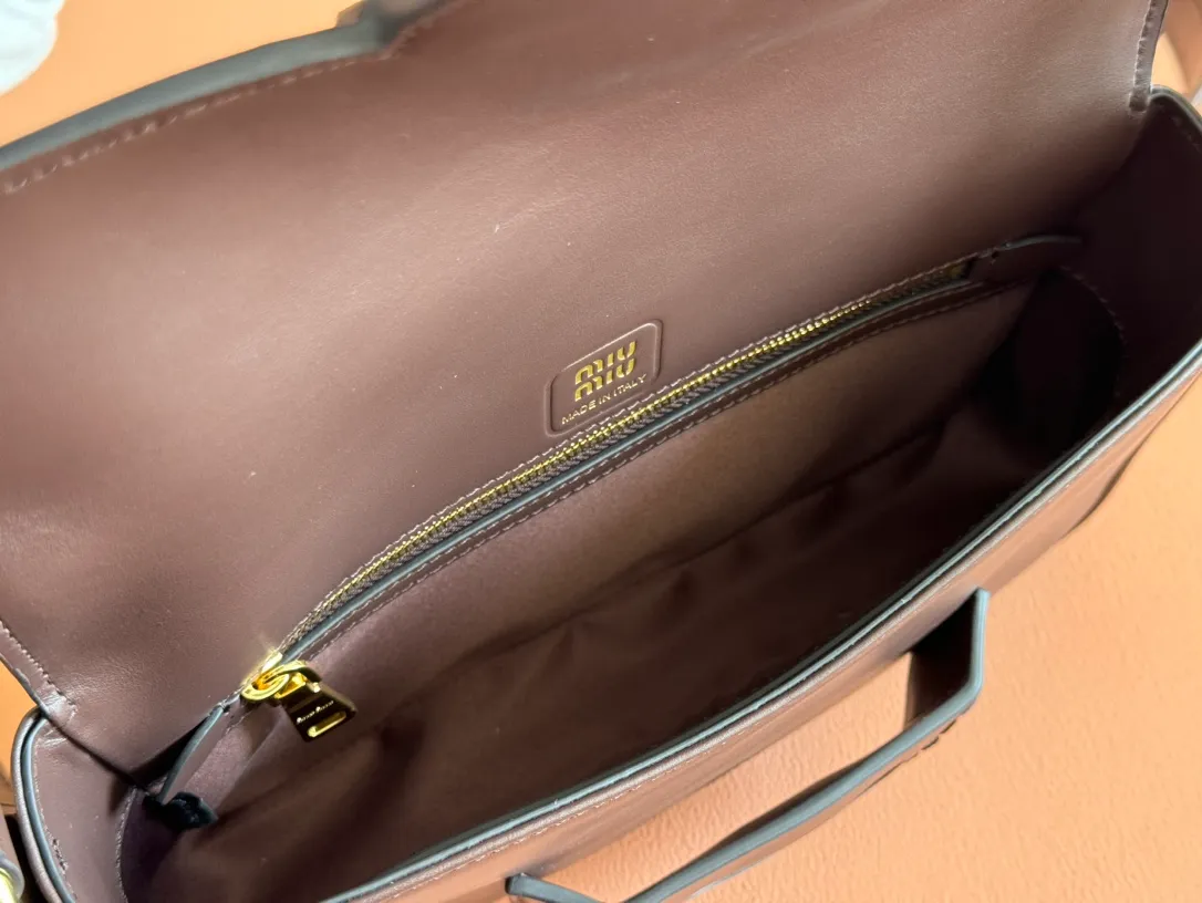 p1760. [Premium Hardware Original Leather] Penny Cow Leather Handbag ~ Shi Mu Nan The design of this penny handbag is inspired by the iconic gold coin loafers, adding a versatile option to your daily wardrobe. The crisp leather design embodies the brand's youthful and rebellious spirit. Size:w23×h13.5×d5cm No.:_5bd270