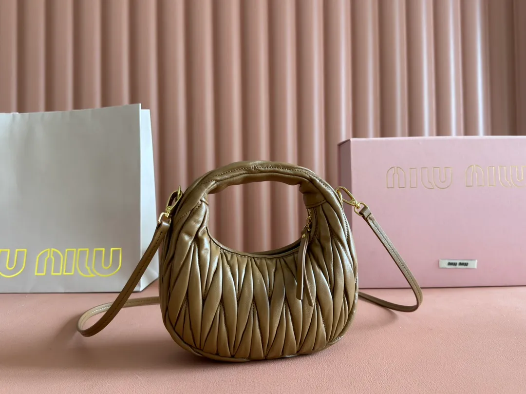 p1460💋💋💋 Equipped with a full set of packaging at the counter [Special grade hardware original leather] Wander Matelasse sheepskin Hobo mini handbag/crossbody bag ~ The red sheepskin Wander handbag has become one of the classic accessories. This mini handbag is made of Matalasse sheep leather, using exquisite craftsmanship to create a three-dimensional effect, showing exquisite elegance. Presenting the Hobo bag style, blending retro style and modern elegance, it has become a new synonym for modern femininity. ～Golden hardware ～Zipper closure ～Metal lettering logo on the front ～Cotton satin lining Size: W17.5×H14×D5.5cm Number: 5BP156