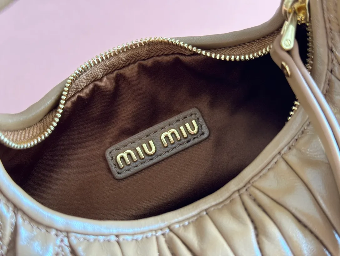 p1460💋💋💋 Equipped with a full set of packaging at the counter [Special grade hardware original leather] Wander Matelasse sheepskin Hobo mini handbag/crossbody bag ~ The red sheepskin Wander handbag has become one of the classic accessories. This mini handbag is made of Matalasse sheep leather, using exquisite craftsmanship to create a three-dimensional effect, showing exquisite elegance. Presenting the Hobo bag style, blending retro style and modern elegance, it has become a new synonym for modern femininity. ～Golden hardware ～Zipper closure ～Metal lettering logo on the front ～Cotton satin lining Size: W17.5×H14×D5.5cm Number: 5BP156