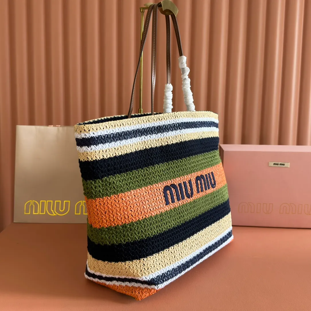 p1300💋💋💋【Full set of packaging at the counter】M Home 🍒5BG228, imported raffia straw spliced ​​cotton thread woven tote bag, the only version quality in the market, iconic Miu Miu embroidery on the front, cotton lining, ultra-light, large capacity, a must-have for travel, suitable for all seasons, super beautiful in kind, size: 40X34X16CM.