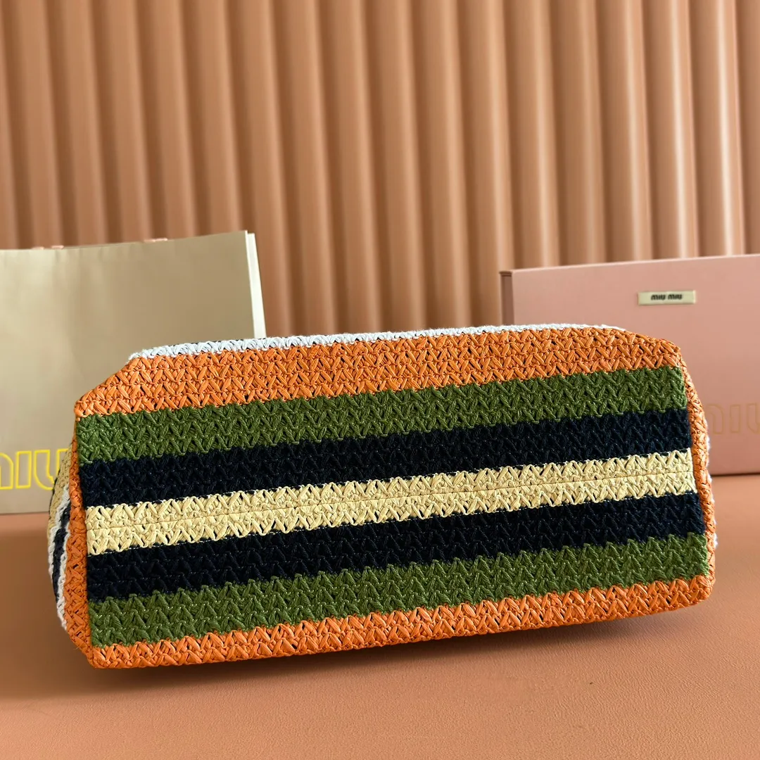p1300💋💋💋【Full set of packaging at the counter】M Home 🍒5BG228, imported raffia straw spliced ​​cotton thread woven tote bag, the only version quality in the market, iconic Miu Miu embroidery on the front, cotton lining, ultra-light, large capacity, a must-have for travel, suitable for all seasons, super beautiful in kind, size: 40X34X16CM.