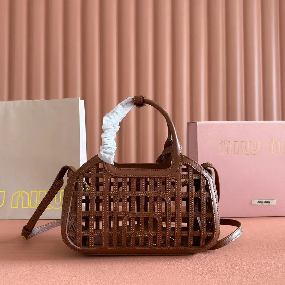 p2080💋💋💋【Configured with full counter package】MIUM new vegetable basket, soft Naa leather handbag, designed with exquisite weaving pattern and unique structure, showing summer style, complex craftsmanship reflects the exquisite and elegant beauty of MIU series, detachable and adjustable leather long shoulder strap, with zipper small bag hanging decoration inside, strong practicality, perfect choice for commuting to work, picnics and vacations/Model 5ba294 Size 24 X12.5 X 9 cm