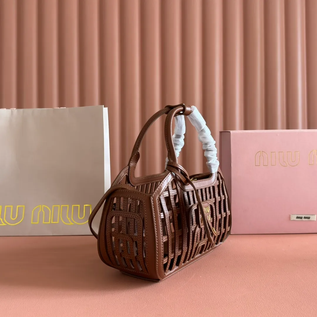 p2080💋💋💋【Configured with full counter package】MIUM new vegetable basket, soft Naa leather handbag, designed with exquisite weaving pattern and unique structure, showing summer style, complex craftsmanship reflects the exquisite and elegant beauty of MIU series, detachable and adjustable leather long shoulder strap, with zipper small bag hanging decoration inside, strong practicality, perfect choice for commuting to work, picnics and vacations/Model 5ba294 Size 24 X12.5 X 9 cm