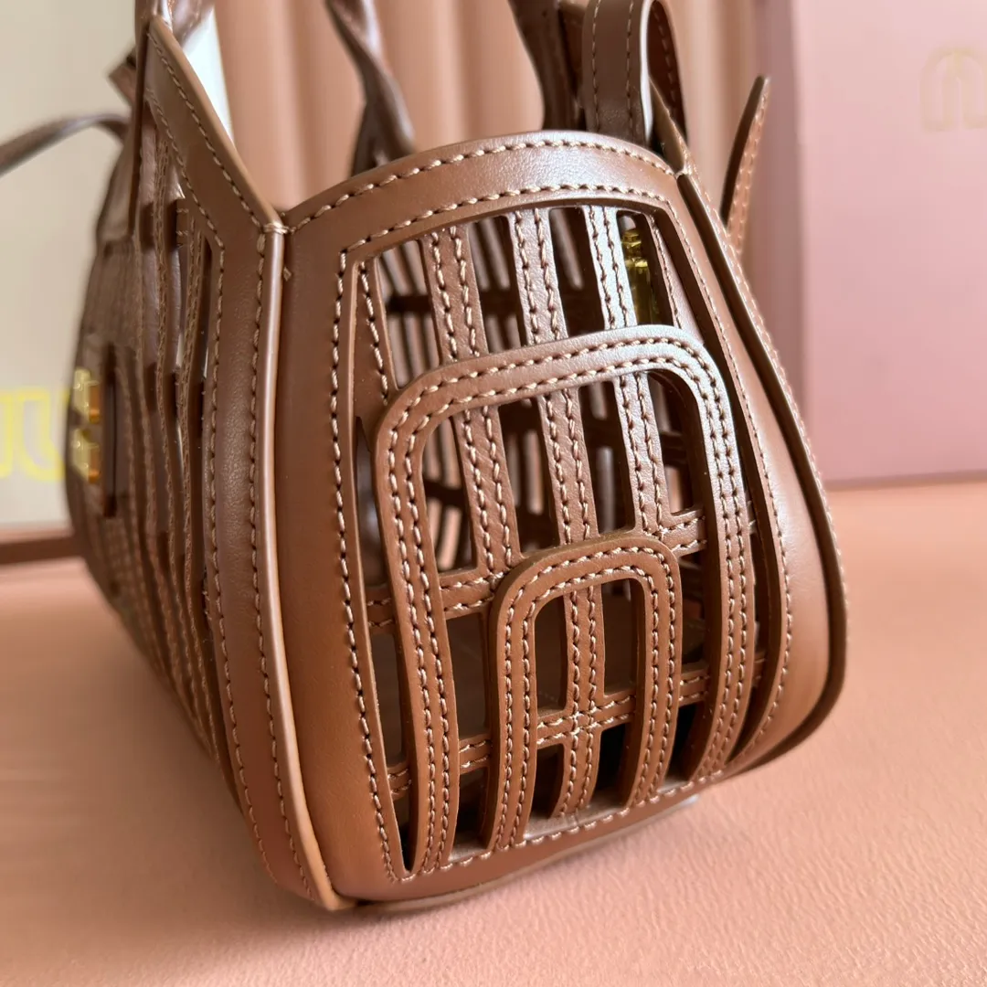 p2080💋💋💋【Configured with full counter package】MIUM new vegetable basket, soft Naa leather handbag, designed with exquisite weaving pattern and unique structure, showing summer style, complex craftsmanship reflects the exquisite and elegant beauty of MIU series, detachable and adjustable leather long shoulder strap, with zipper small bag hanging decoration inside, strong practicality, perfect choice for commuting to work, picnics and vacations/Model 5ba294 Size 24 X12.5 X 9 cm