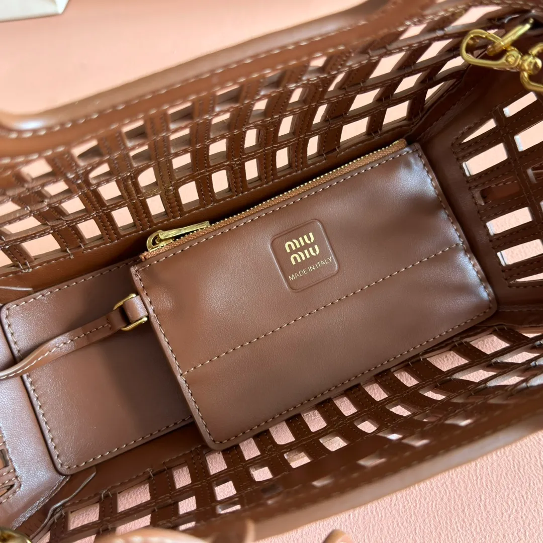 p2080💋💋💋【Configured with full counter package】MIUM new vegetable basket, soft Naa leather handbag, designed with exquisite weaving pattern and unique structure, showing summer style, complex craftsmanship reflects the exquisite and elegant beauty of MIU series, detachable and adjustable leather long shoulder strap, with zipper small bag hanging decoration inside, strong practicality, perfect choice for commuting to work, picnics and vacations/Model 5ba294 Size 24 X12.5 X 9 cm