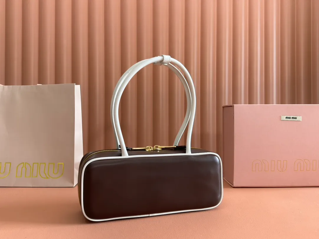 p1540💋💋💋 Equipped with a full set of packaging at the counter [Premium Hardware Original Leather] Beau cow leather color-blocked handbag ~ handbag / shoulder bag ~ briar wood with white This Beau handbag is made of soft and smooth cow leather, with exquisite details such as gold-plated hardware and accessories, and the embossed letter logo highlights the classic style. Size: W28×H13×D9cm No.: 5BB173
