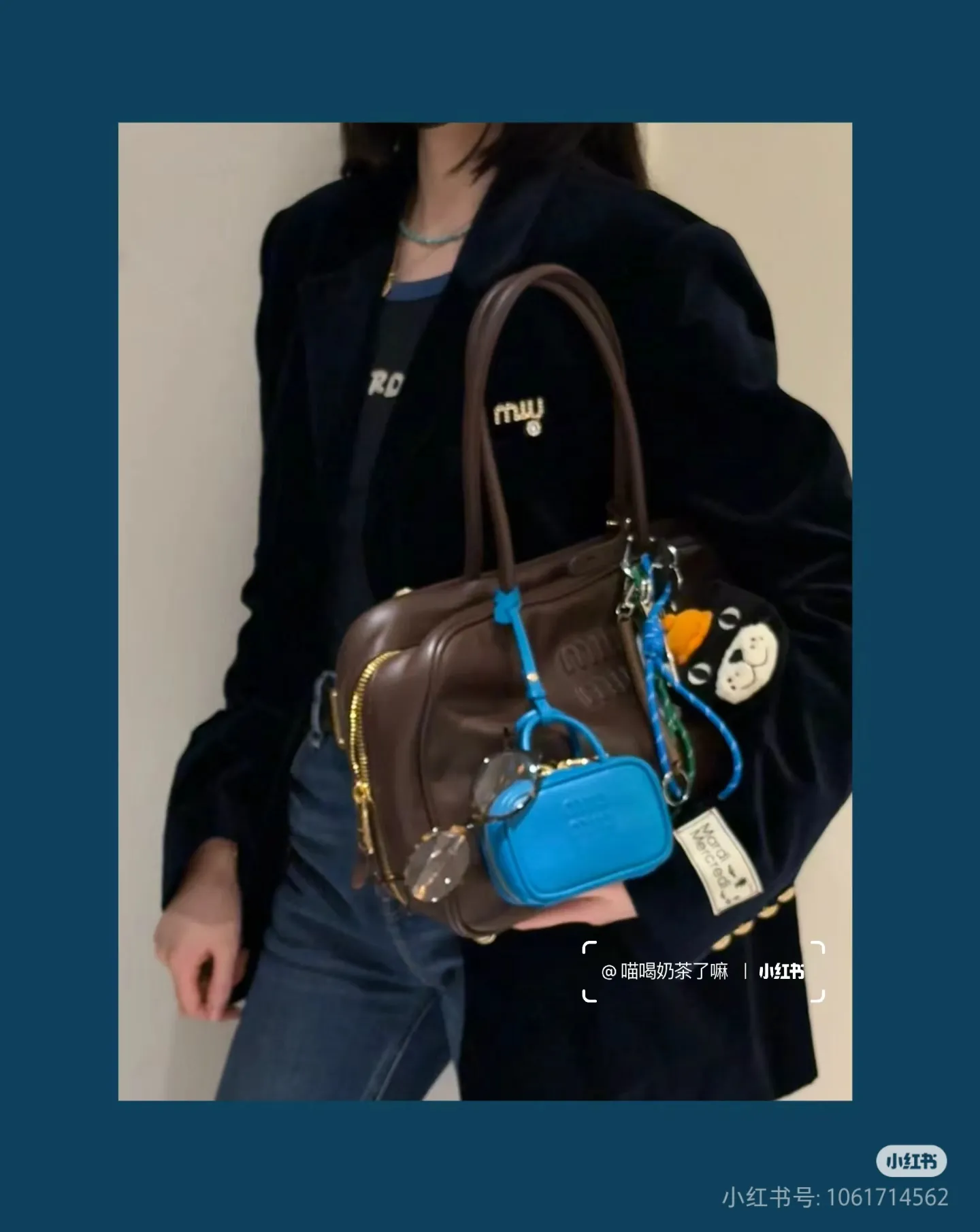 p1900. MIU's new product [original leather with counter packaging] Beau cow leather handbag/shoulder bag ~ Shi Mu Nan [new version briefcase] This Beau handbag is made of soft and smooth cow leather, with exquisite details such as gold-plated hardware and accessories, and the embossed letter logo highlights the classic style. Size:W34×H23×D10cm