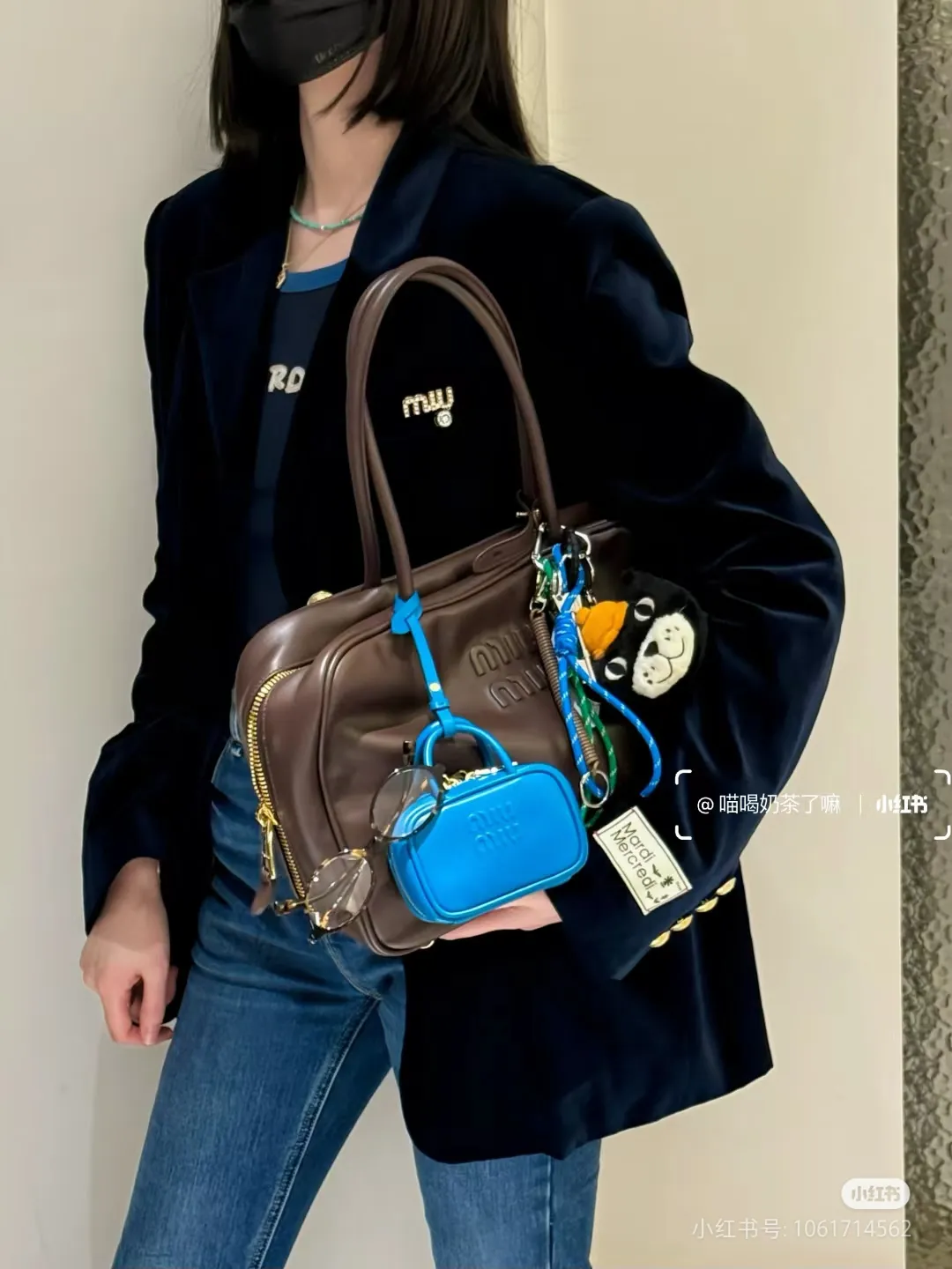 p1900. MIU's new product [original leather with counter packaging] Beau cow leather handbag/shoulder bag ~ Shi Mu Nan [new version briefcase] This Beau handbag is made of soft and smooth cow leather, with exquisite details such as gold-plated hardware and accessories, and the embossed letter logo highlights the classic style. Size:W34×H23×D10cm