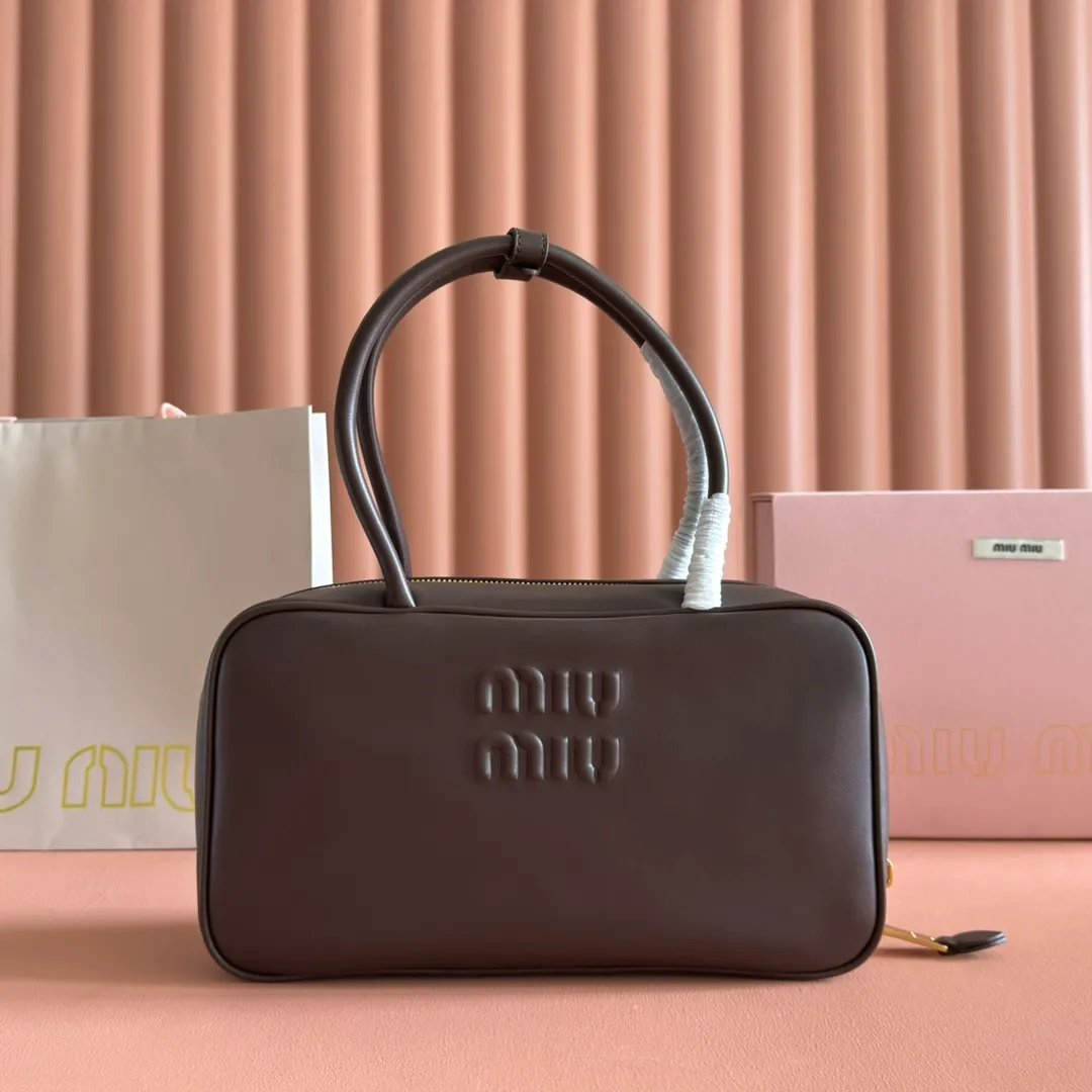 p1760💋💋💋【Premium hardware original leather】Beau cow leather color-blocked handbag/shoulder bag black [medium size] This Beau handbag is made of soft and smooth cow leather. The gold-plated hardware is exquisite and outstanding, and the embossed letter logo shows a classic style. Size: W29×H17×D9cm Number: 5BB172