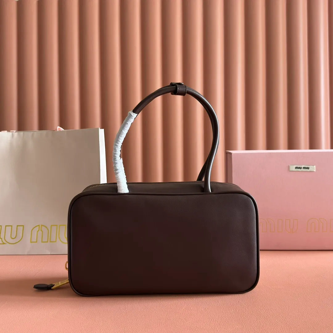 p1760💋💋💋【Premium hardware original leather】Beau cow leather color-blocked handbag/shoulder bag black [medium size] This Beau handbag is made of soft and smooth cow leather. The gold-plated hardware is exquisite and outstanding, and the embossed letter logo shows a classic style. Size: W29×H17×D9cm Number: 5BB172