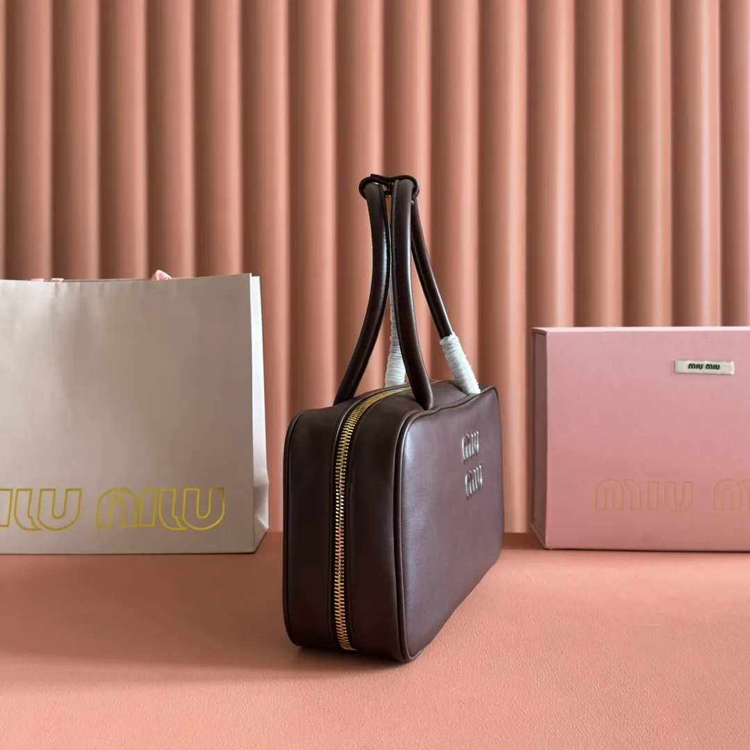 p1760💋💋💋【Premium hardware original leather】Beau cow leather color-blocked handbag/shoulder bag black [medium size] This Beau handbag is made of soft and smooth cow leather. The gold-plated hardware is exquisite and outstanding, and the embossed letter logo shows a classic style. Size: W29×H17×D9cm Number: 5BB172