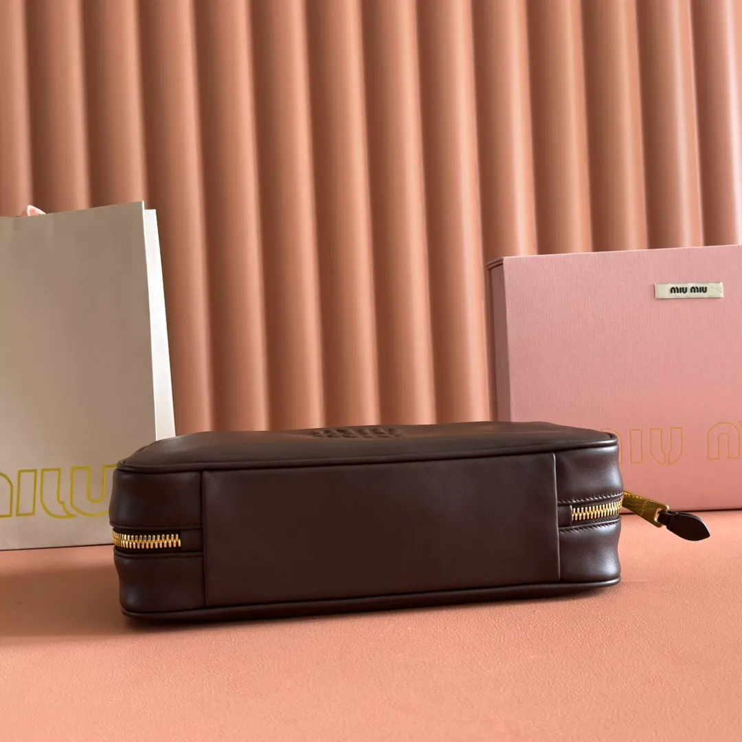 p1760💋💋💋【Premium hardware original leather】Beau cow leather color-blocked handbag/shoulder bag black [medium size] This Beau handbag is made of soft and smooth cow leather. The gold-plated hardware is exquisite and outstanding, and the embossed letter logo shows a classic style. Size: W29×H17×D9cm Number: 5BB172