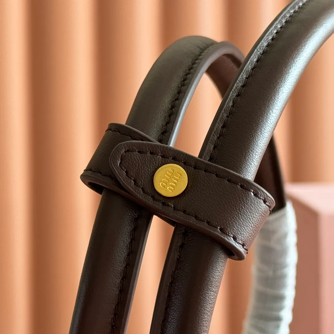 p1760💋💋💋【Premium hardware original leather】Beau cow leather color-blocked handbag/shoulder bag black [medium size] This Beau handbag is made of soft and smooth cow leather. The gold-plated hardware is exquisite and outstanding, and the embossed letter logo shows a classic style. Size: W29×H17×D9cm Number: 5BB172