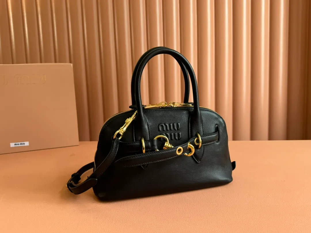 p1900💋💋💋【Original leather configuration counter packaging】Miu's new popular bowling bag, using top-grade retro vegetable soft sheepskin, retro frosted old metal accessories, this Aventure Nappa leather handbag is inspired by A Miu collection item, its structure has been adjusted to become lighter and rejuvenate with a new personality, creating a classic bag with timeless charm. The multi-element design gives this handbag a unique beauty and classic atmosphere. It has a detachable and adjustable leather shoulder strap. The canvas lining is equipped with zipper pockets and patch pockets. Dimensions: 28 X16.5 X 10 cm. Model 5bb169