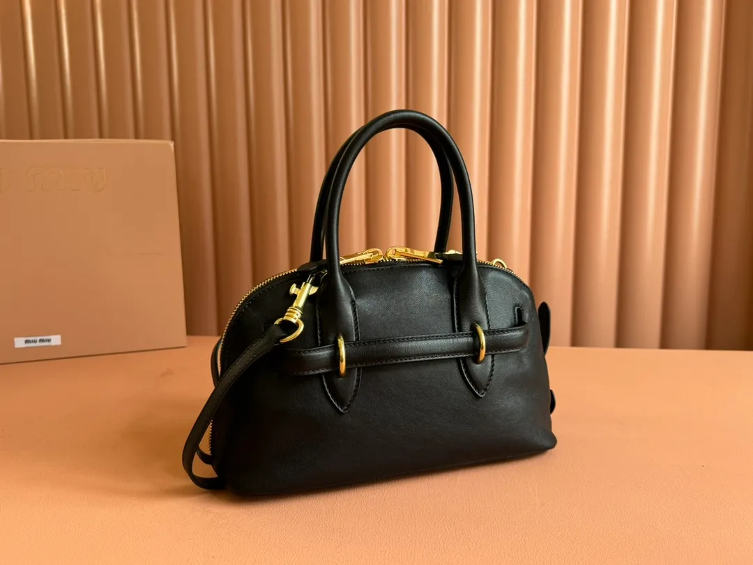 p1900💋💋💋【Original leather configuration counter packaging】Miu's new popular bowling bag, using top-grade retro vegetable soft sheepskin, retro frosted old metal accessories, this Aventure Nappa leather handbag is inspired by A Miu collection item, its structure has been adjusted to become lighter and rejuvenate with a new personality, creating a classic bag with timeless charm. The multi-element design gives this handbag a unique beauty and classic atmosphere. It has a detachable and adjustable leather shoulder strap. The canvas lining is equipped with zipper pockets and patch pockets. Dimensions: 28 X16.5 X 10 cm. Model 5bb169