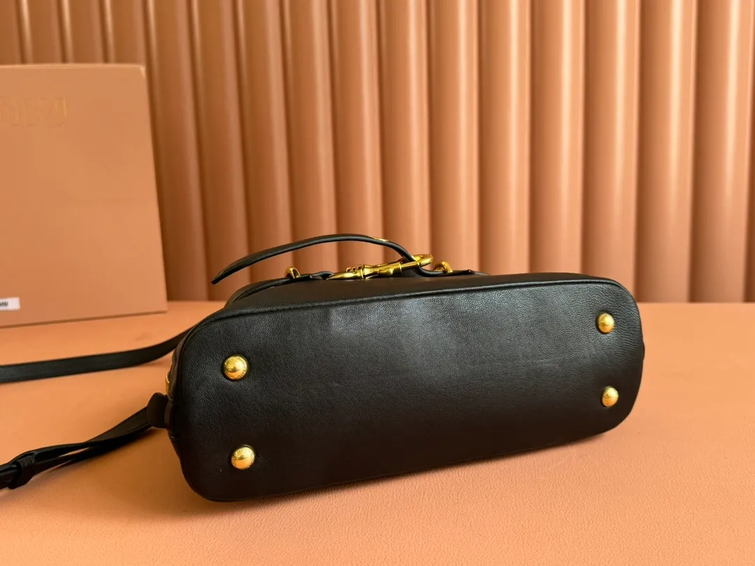 p1900💋💋💋【Original leather configuration counter packaging】Miu's new popular bowling bag, using top-grade retro vegetable soft sheepskin, retro frosted old metal accessories, this Aventure Nappa leather handbag is inspired by A Miu collection item, its structure has been adjusted to become lighter and rejuvenate with a new personality, creating a classic bag with timeless charm. The multi-element design gives this handbag a unique beauty and classic atmosphere. It has a detachable and adjustable leather shoulder strap. The canvas lining is equipped with zipper pockets and patch pockets. Dimensions: 28 X16.5 X 10 cm. Model 5bb169