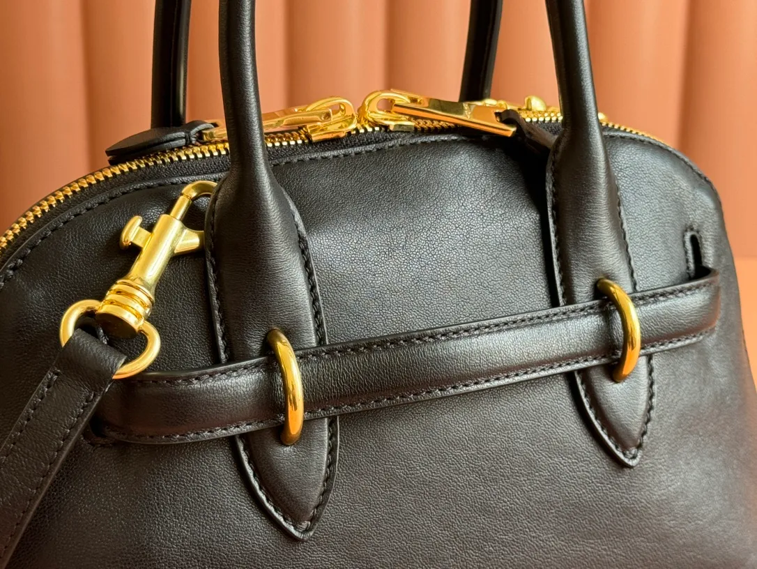 p1900💋💋💋【Original leather configuration counter packaging】Miu's new popular bowling bag, using top-grade retro vegetable soft sheepskin, retro frosted old metal accessories, this Aventure Nappa leather handbag is inspired by A Miu collection item, its structure has been adjusted to become lighter and rejuvenate with a new personality, creating a classic bag with timeless charm. The multi-element design gives this handbag a unique beauty and classic atmosphere. It has a detachable and adjustable leather shoulder strap. The canvas lining is equipped with zipper pockets and patch pockets. Dimensions: 28 X16.5 X 10 cm. Model 5bb169