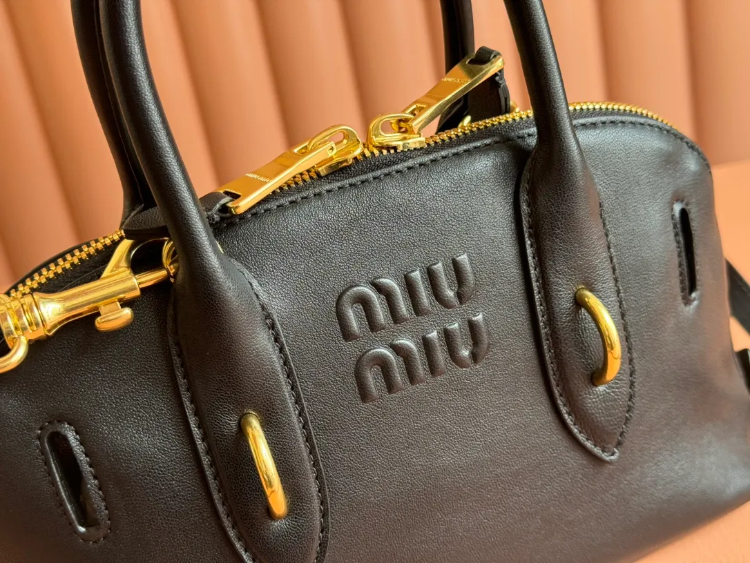 p1900💋💋💋【Original leather configuration counter packaging】Miu's new popular bowling bag, using top-grade retro vegetable soft sheepskin, retro frosted old metal accessories, this Aventure Nappa leather handbag is inspired by A Miu collection item, its structure has been adjusted to become lighter and rejuvenate with a new personality, creating a classic bag with timeless charm. The multi-element design gives this handbag a unique beauty and classic atmosphere. It has a detachable and adjustable leather shoulder strap. The canvas lining is equipped with zipper pockets and patch pockets. Dimensions: 28 X16.5 X 10 cm. Model 5bb169