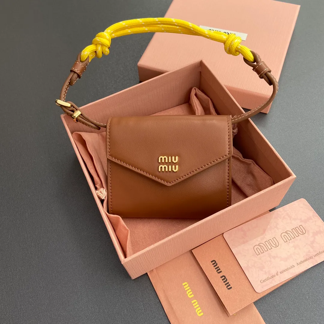 [Premium Hardware Original Leather] ¥840 ~ Brown imported cow leather and rope shoulder strap cow leather wallet. The shoulder strap of this urban style wallet is embellished with ropes that are full of rugged, playful and sporty style, creating a contrasting effect of color, texture and style. - Snap button closure - Metal letter logo - Four card slots - Lined - Detachable and adjustable shoulder strap Size: w10.5×h8.5×2cm No.: 5MT024_ 024 _ MM032