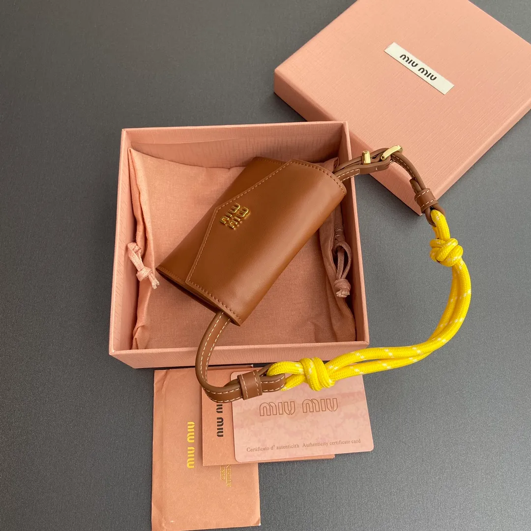 [Premium Hardware Original Leather] ¥840 ~ Brown imported cow leather and rope shoulder strap cow leather wallet. The shoulder strap of this urban style wallet is embellished with ropes that are full of rugged, playful and sporty style, creating a contrasting effect of color, texture and style. - Snap button closure - Metal letter logo - Four card slots - Lined - Detachable and adjustable shoulder strap Size: w10.5×h8.5×2cm No.: 5MT024_ 024 _ MM032