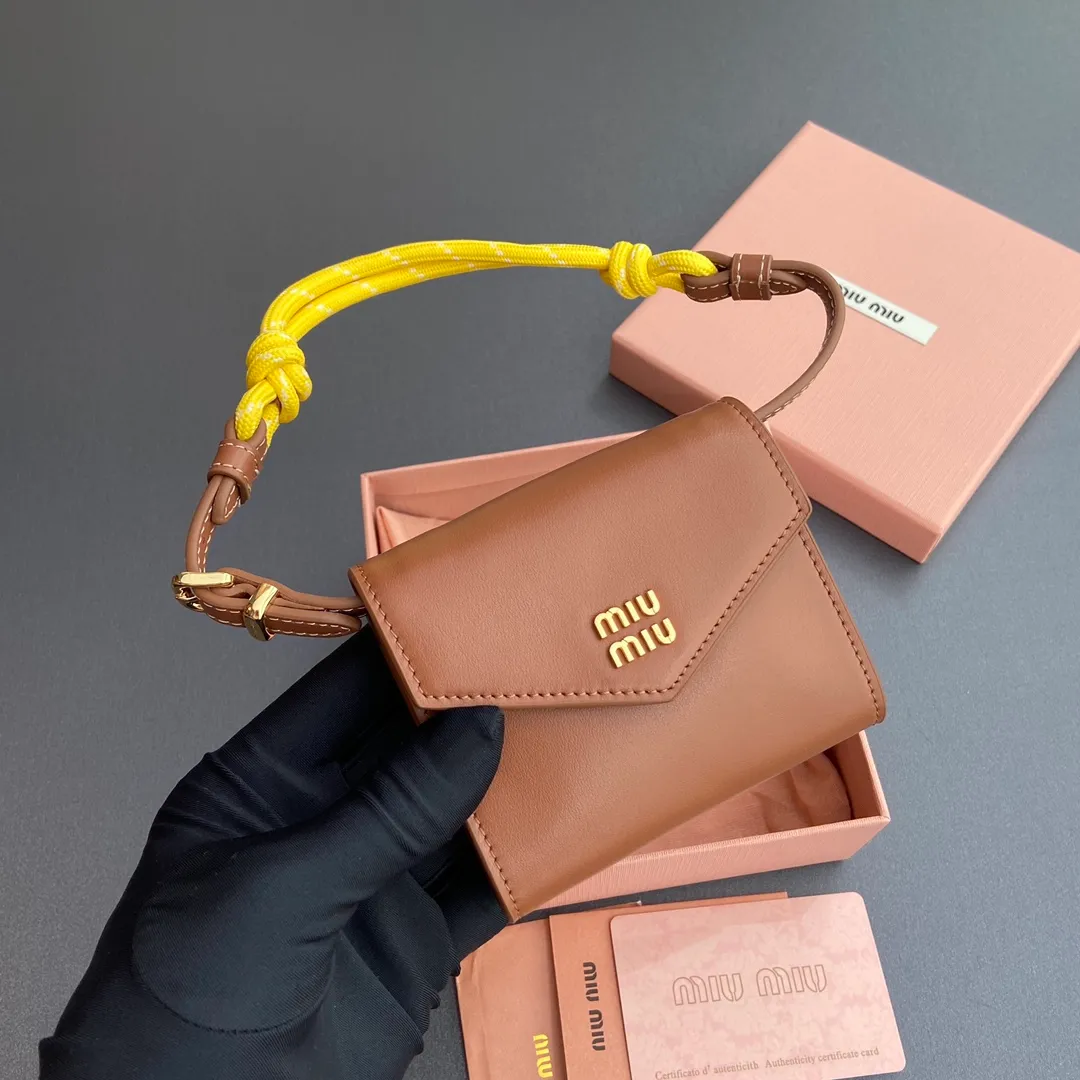[Premium Hardware Original Leather] ¥840 ~ Brown imported cow leather and rope shoulder strap cow leather wallet. The shoulder strap of this urban style wallet is embellished with ropes that are full of rugged, playful and sporty style, creating a contrasting effect of color, texture and style. - Snap button closure - Metal letter logo - Four card slots - Lined - Detachable and adjustable shoulder strap Size: w10.5×h8.5×2cm No.: 5MT024_ 024 _ MM032
