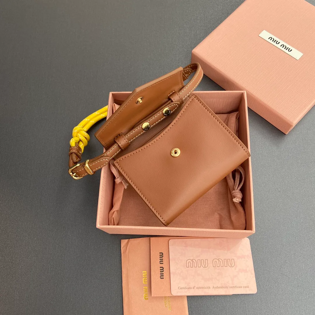 [Premium Hardware Original Leather] ¥840 ~ Brown imported cow leather and rope shoulder strap cow leather wallet. The shoulder strap of this urban style wallet is embellished with ropes that are full of rugged, playful and sporty style, creating a contrasting effect of color, texture and style. - Snap button closure - Metal letter logo - Four card slots - Lined - Detachable and adjustable shoulder strap Size: w10.5×h8.5×2cm No.: 5MT024_ 024 _ MM032