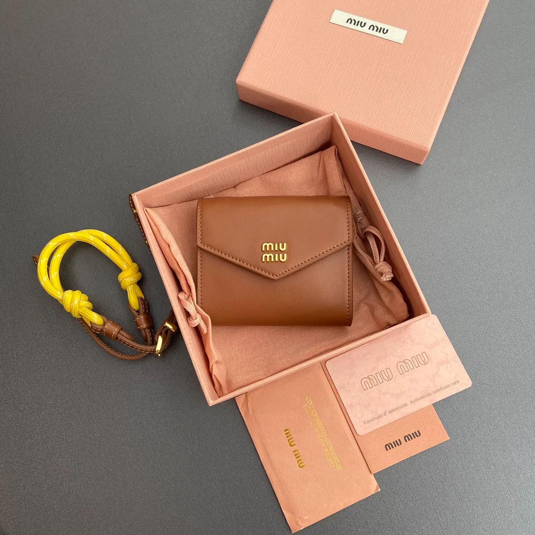 [Premium Hardware Original Leather] ¥840 ~ Brown imported cow leather and rope shoulder strap cow leather wallet. The shoulder strap of this urban style wallet is embellished with ropes that are full of rugged, playful and sporty style, creating a contrasting effect of color, texture and style. - Snap button closure - Metal letter logo - Four card slots - Lined - Detachable and adjustable shoulder strap Size: w10.5×h8.5×2cm No.: 5MT024_ 024 _ MM032