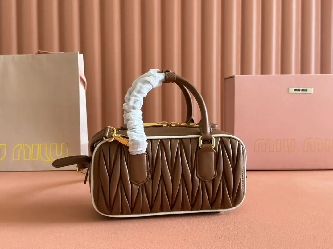 p1700💋💋💋【Configuring full counter package】MIU MIU Miu Miu pleated lambskin Miu Miu women's Arcadia cowhide handbag crossbody bag👝The lightweight padding design makes the handbag look fuller and shows a cosmopolitan style. The letter logo, which echoes the finish of the metal hardware, straddles the line between function and decoration, giving this handbag a unique aesthetic and classic feel. Size: 22✖️10.5✖️7.5cm Style number: 5bb142