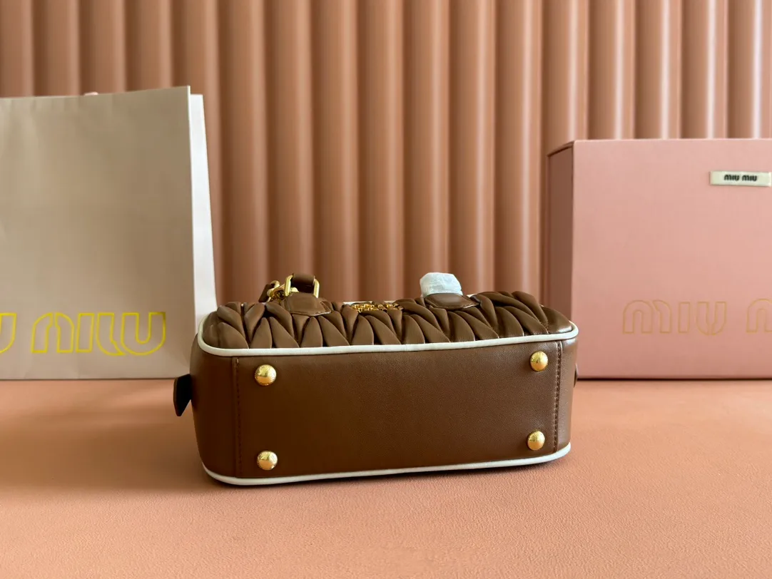 p1700💋💋💋【Configuring full counter package】MIU MIU Miu Miu pleated lambskin Miu Miu women's Arcadia cowhide handbag crossbody bag👝The lightweight padding design makes the handbag look fuller and shows a cosmopolitan style. The letter logo, which echoes the finish of the metal hardware, straddles the line between function and decoration, giving this handbag a unique aesthetic and classic feel. Size: 22✖️10.5✖️7.5cm Style number: 5bb142