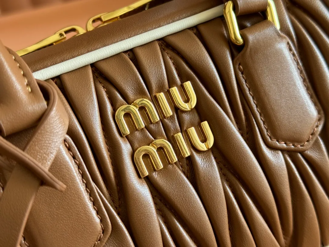 p1700💋💋💋【Configuring full counter package】MIU MIU Miu Miu pleated lambskin Miu Miu women's Arcadia cowhide handbag crossbody bag👝The lightweight padding design makes the handbag look fuller and shows a cosmopolitan style. The letter logo, which echoes the finish of the metal hardware, straddles the line between function and decoration, giving this handbag a unique aesthetic and classic feel. Size: 22✖️10.5✖️7.5cm Style number: 5bb142